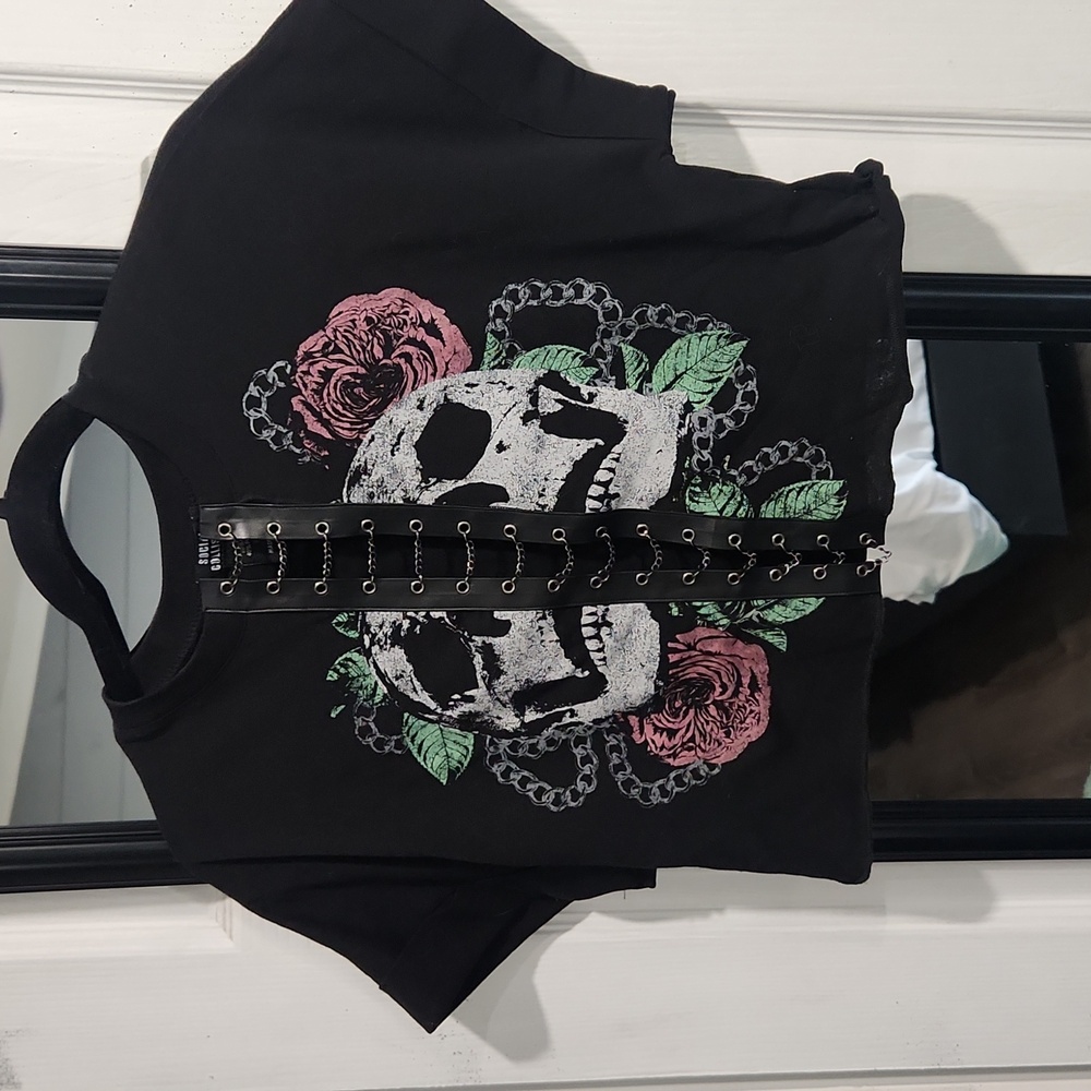 Crop skull floral tee Size medium